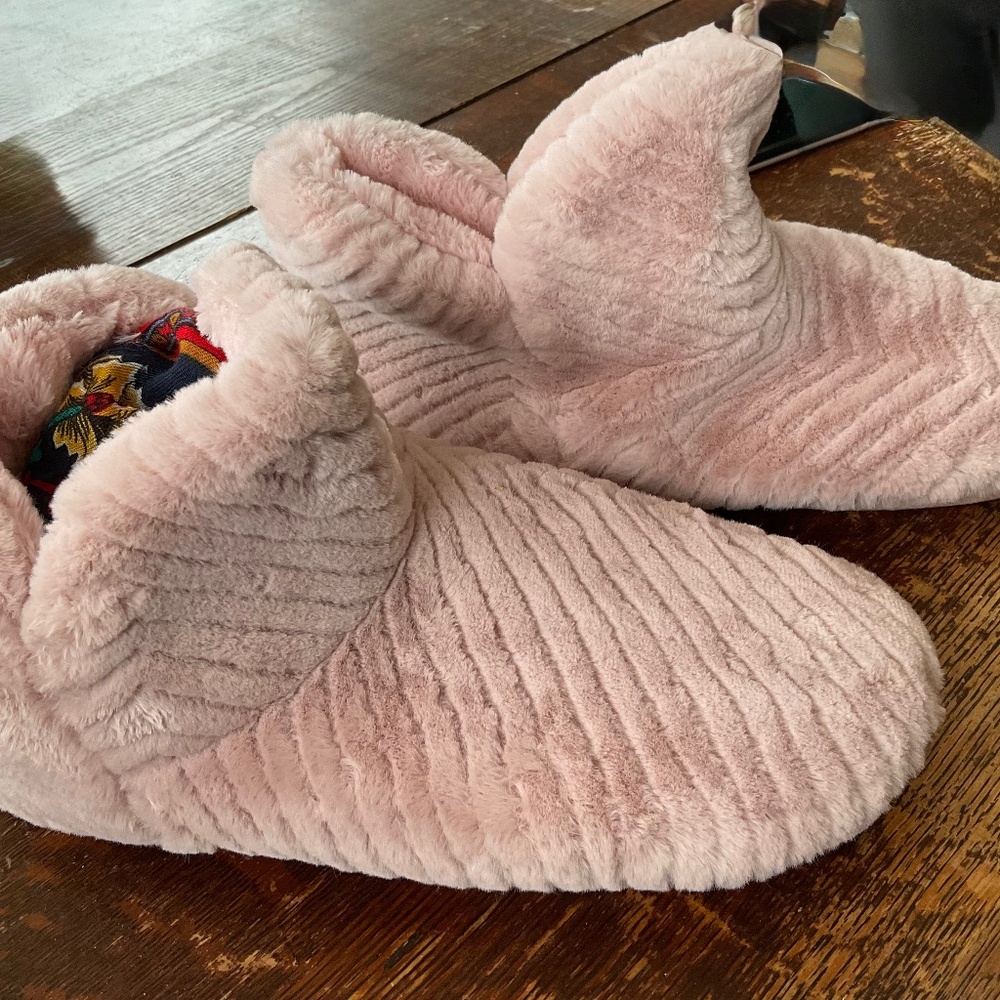 SLIPPERS BY  28FURRYW22..  size 9-10  NEW NO TAGS sale